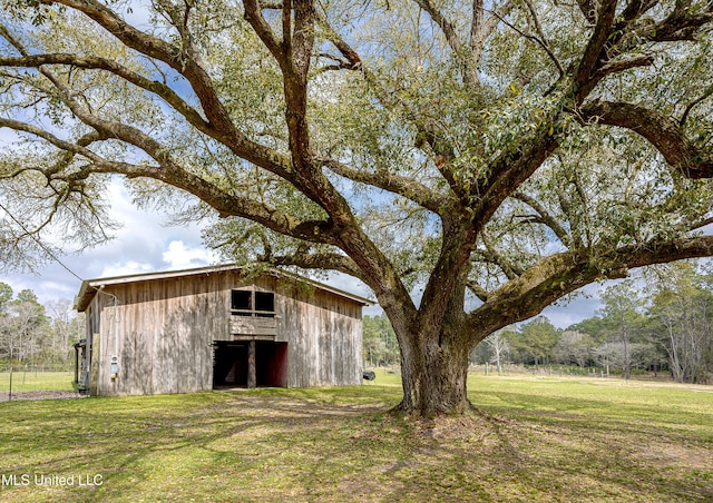 view of barn featuring a yard