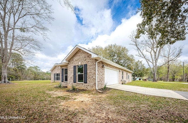 view of front of property featuring brick siding, an attached garage, concrete driveway, and a front yard