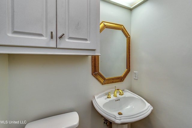 bathroom featuring sink and toilet