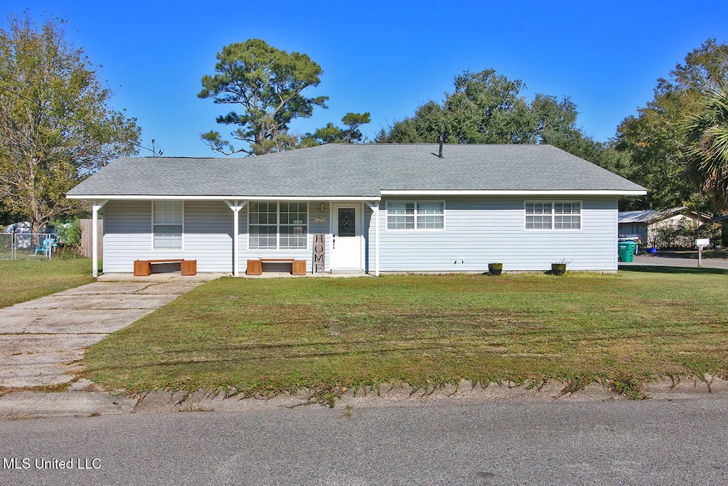 ranch-style house featuring a front lawn