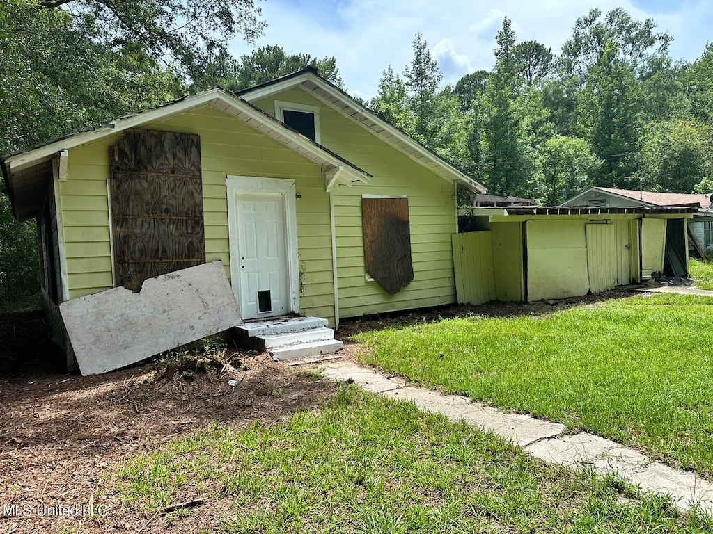 view of front of home with a front yard