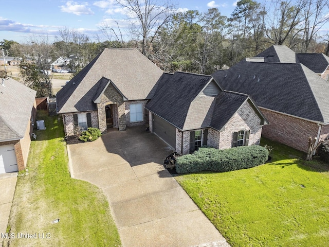 view of front of property featuring a front lawn and a garage