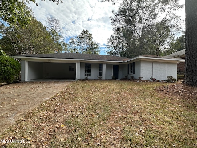view of front of property featuring driveway, an attached carport, and a front lawn