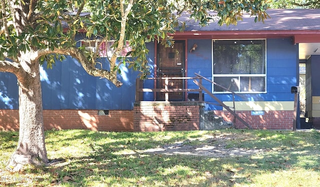 view of front of house featuring a front lawn