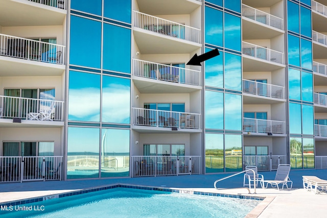 view of swimming pool