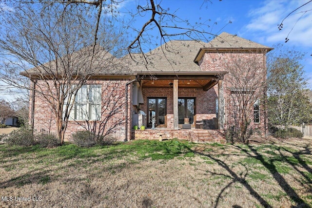 back of house featuring a lawn