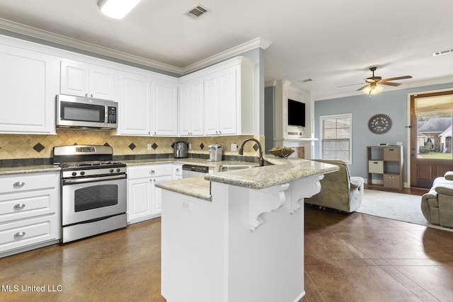 kitchen with visible vents, a peninsula, a sink, stainless steel appliances, and open floor plan