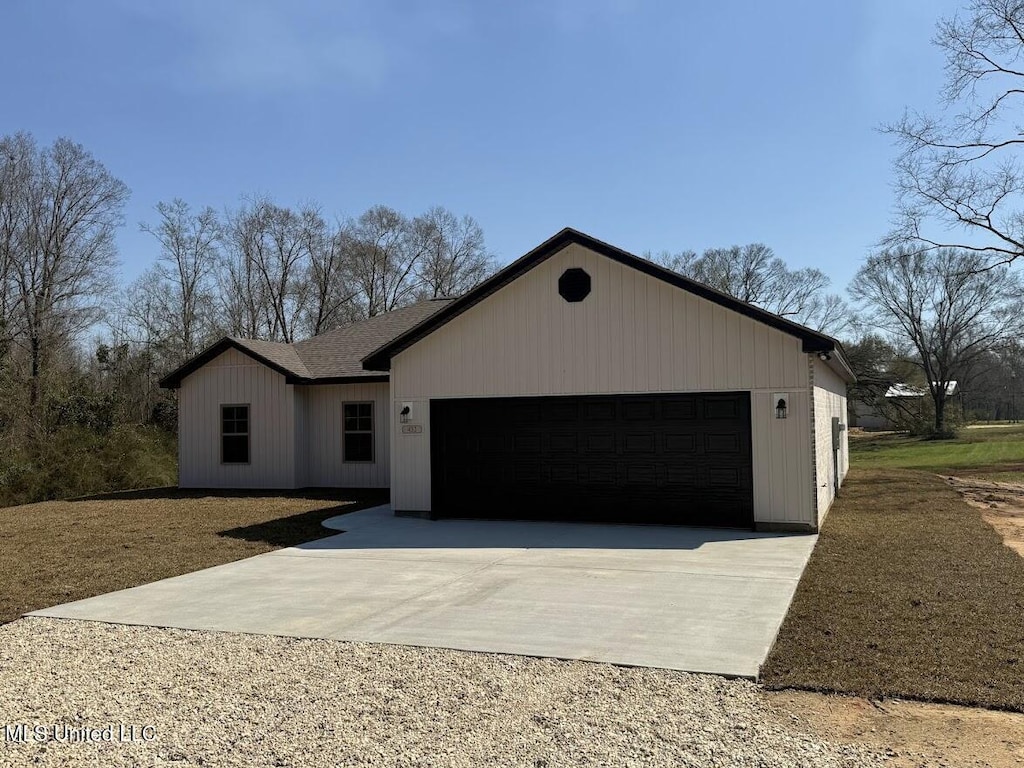 view of front facade featuring an attached garage and concrete driveway