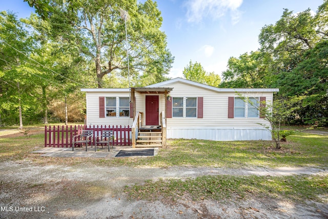 manufactured / mobile home featuring fence