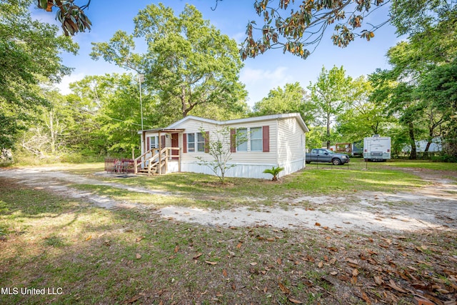 manufactured / mobile home featuring a front lawn