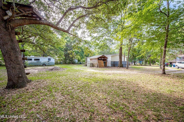view of yard with an outbuilding
