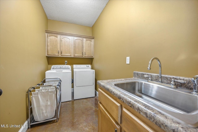 washroom with sink, independent washer and dryer, a textured ceiling, and cabinets