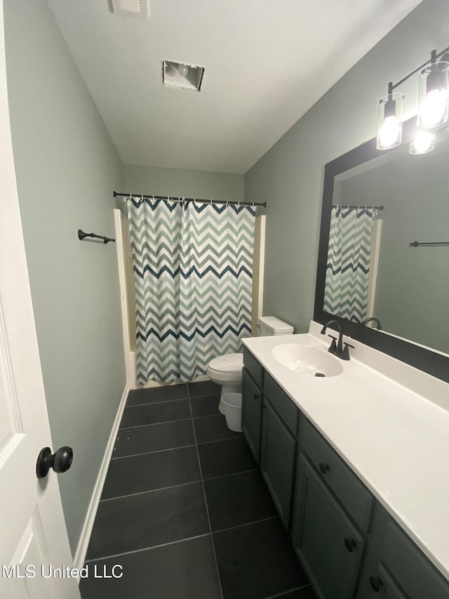 full bath with toilet, tile patterned floors, vanity, baseboards, and a shower with curtain