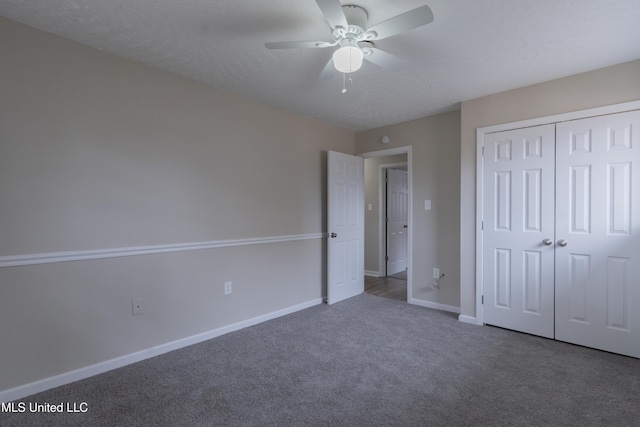 unfurnished bedroom with a ceiling fan, baseboards, a textured ceiling, and carpet flooring