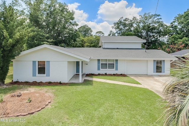 view of front of property featuring a front lawn and a garage