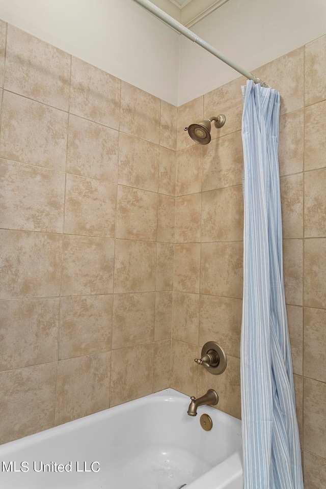 bathroom featuring shower / bath combo