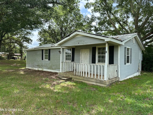 ranch-style house with covered porch and a front yard