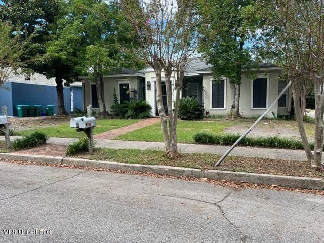 view of front of house with a front yard