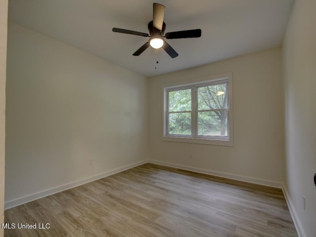 unfurnished room featuring light wood-style floors, baseboards, and ceiling fan