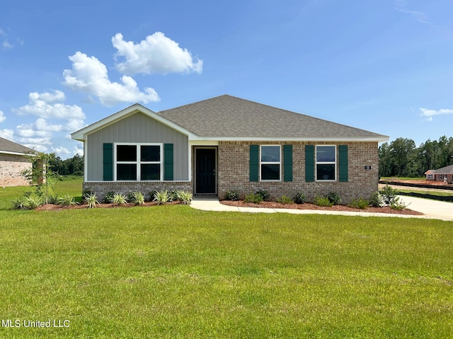 view of front of home featuring a front yard