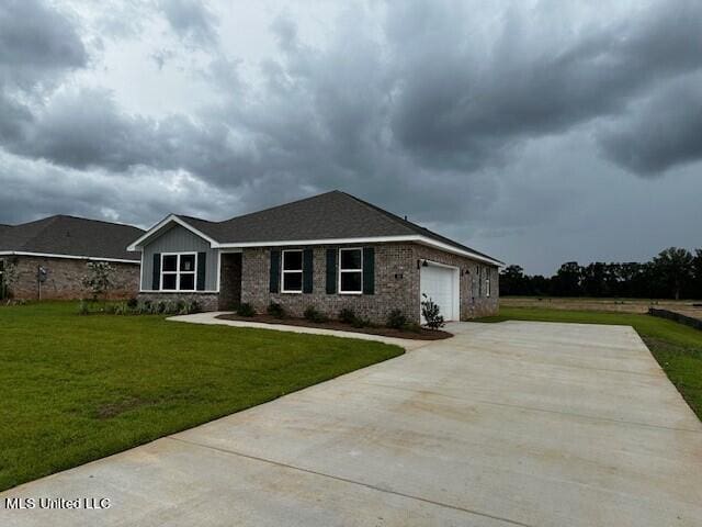 view of front facade featuring a front yard and a garage