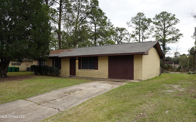 single story home with a front lawn