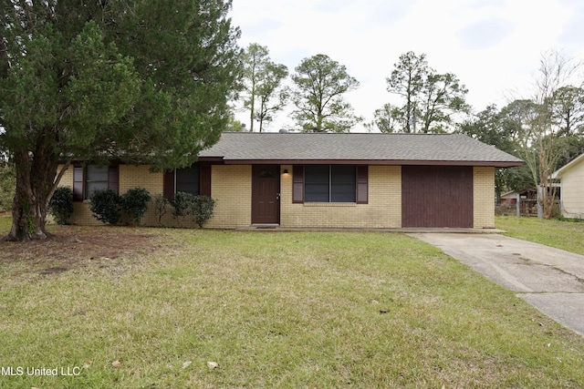 ranch-style home with a front yard