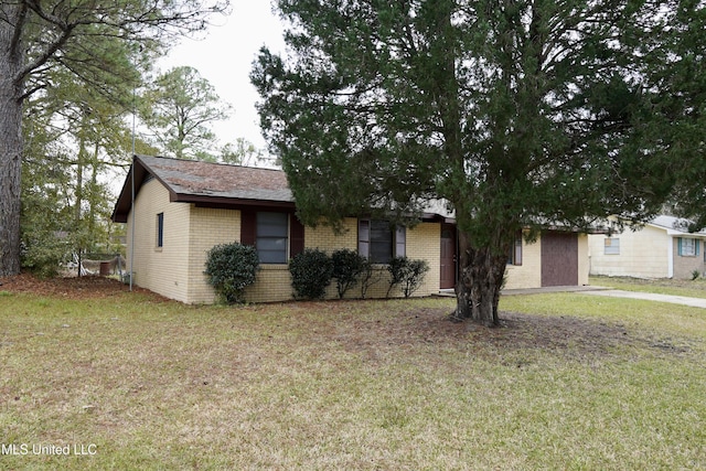 view of front of property featuring a front lawn