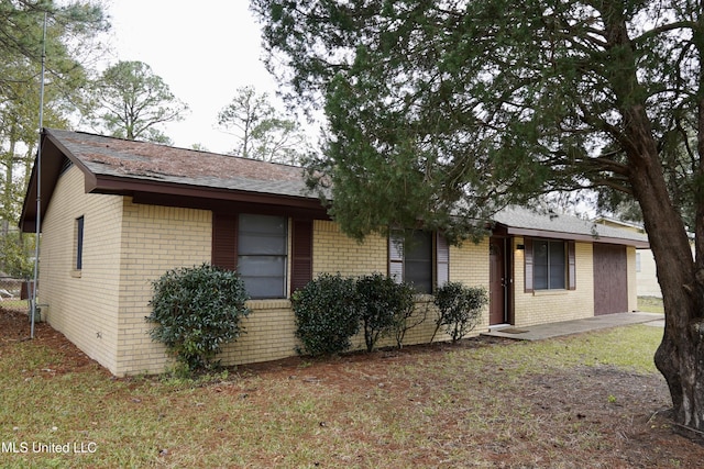 ranch-style home with a front yard