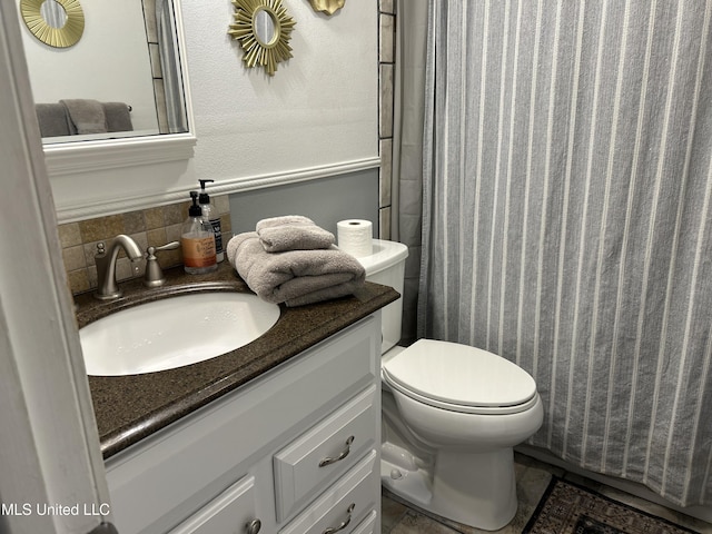 full bath with backsplash, vanity, toilet, and a shower with curtain