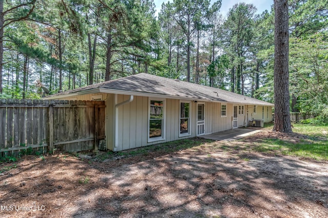 551 Holly Bush Rd, Brandon, MS 39047 - view of outbuilding with fence and central AC unit