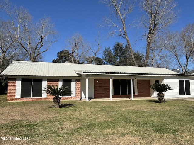 ranch-style home featuring a front lawn