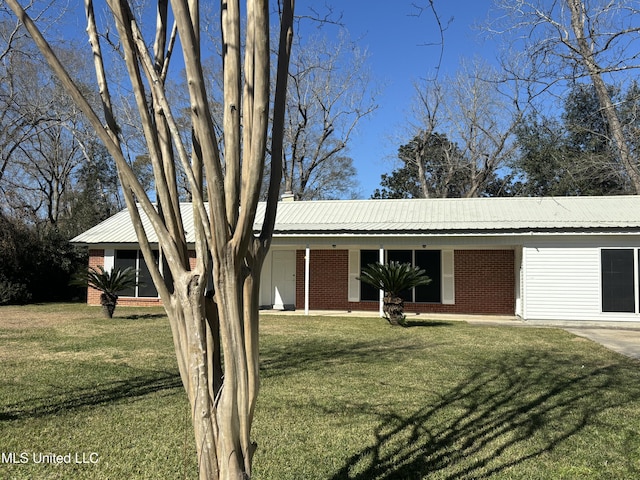 ranch-style home with a front yard