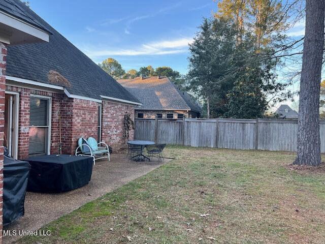 view of yard featuring a patio area