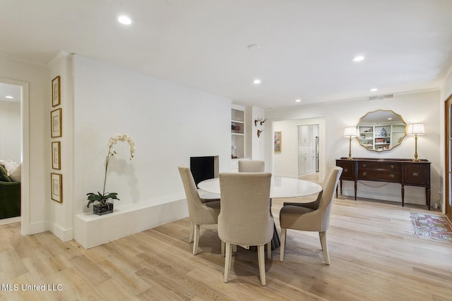dining space featuring recessed lighting, baseboards, visible vents, crown molding, and light wood-style floors
