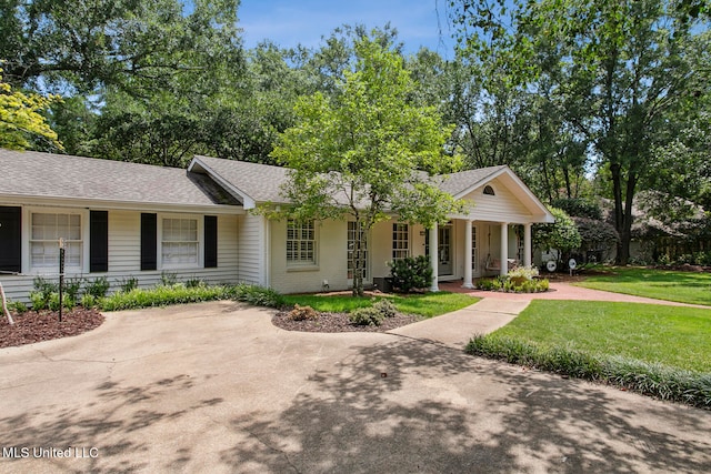 view of front facade featuring covered porch and a front lawn