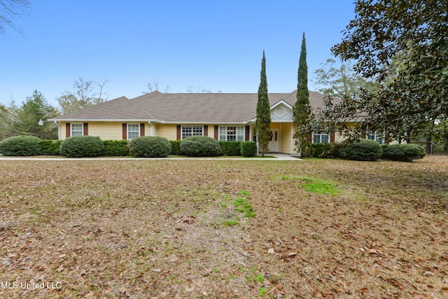 single story home featuring a front yard