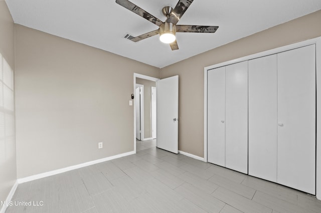 unfurnished bedroom featuring ceiling fan and a closet