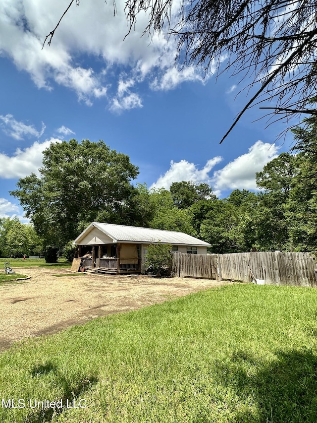 view of yard featuring driveway