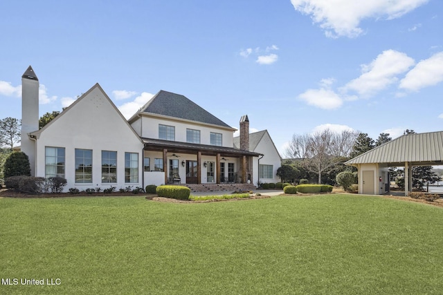 view of front of property featuring ceiling fan and a front lawn