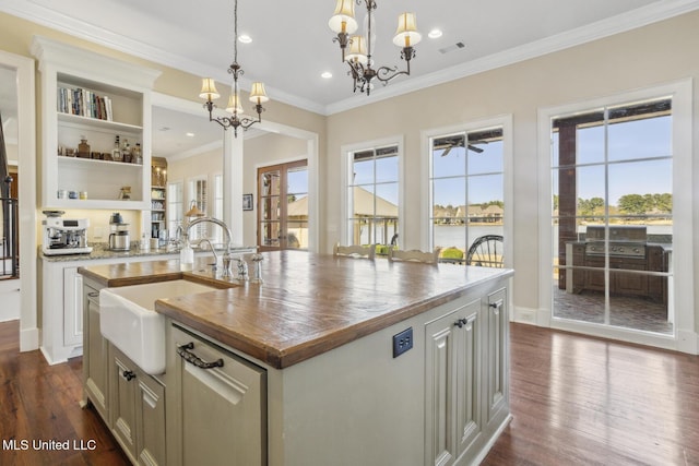 kitchen with visible vents, dark wood-type flooring, a sink, open shelves, and crown molding