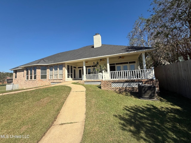 view of front of property featuring ceiling fan, a front lawn, and a porch