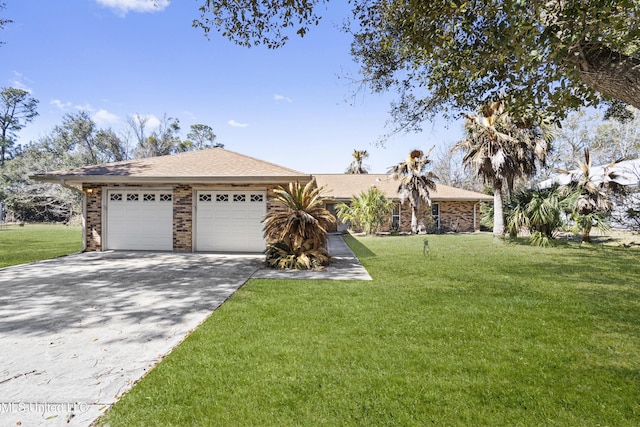 view of front of property featuring driveway, brick siding, and a front yard