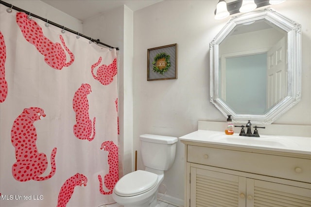 bathroom featuring a shower with curtain, vanity, and toilet