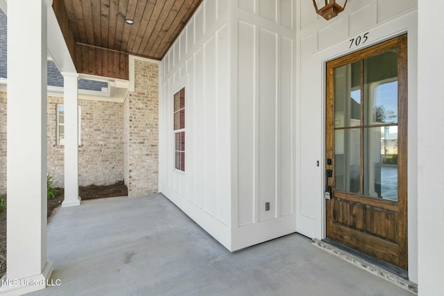 doorway to property with covered porch