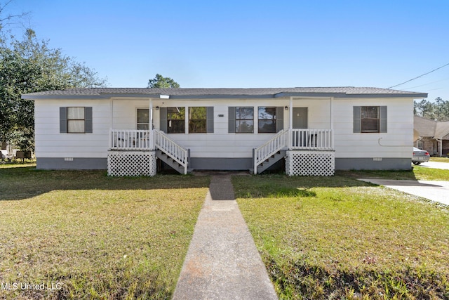 view of front facade featuring crawl space, a front lawn, and roof with shingles