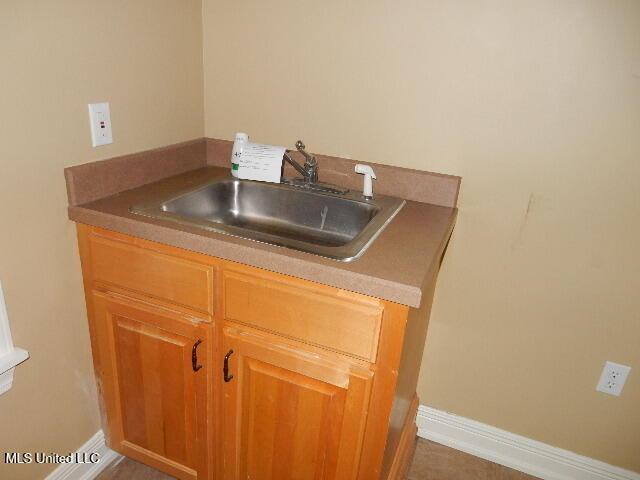 8 Auburn Ln, Hattiesburg, MS 39401 - bar with a sink and baseboards