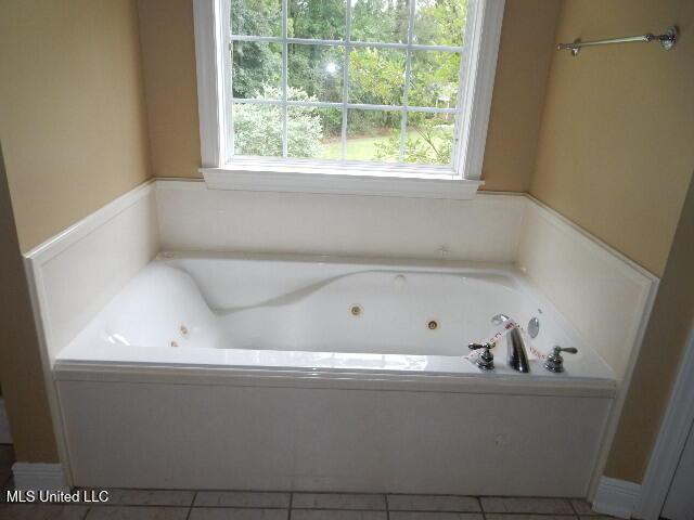 8 Auburn Ln, Hattiesburg, MS 39401 - full bath featuring a jetted tub and tile patterned floors