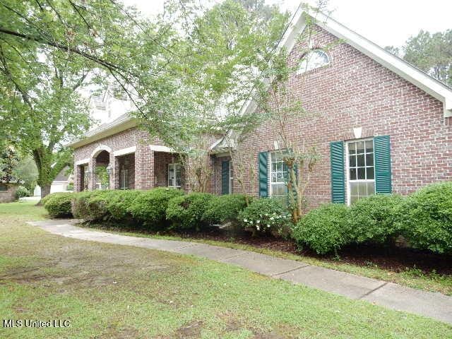 8 Auburn Ln, Hattiesburg, MS 39401 - view of front of house featuring brick siding and a front lawn
