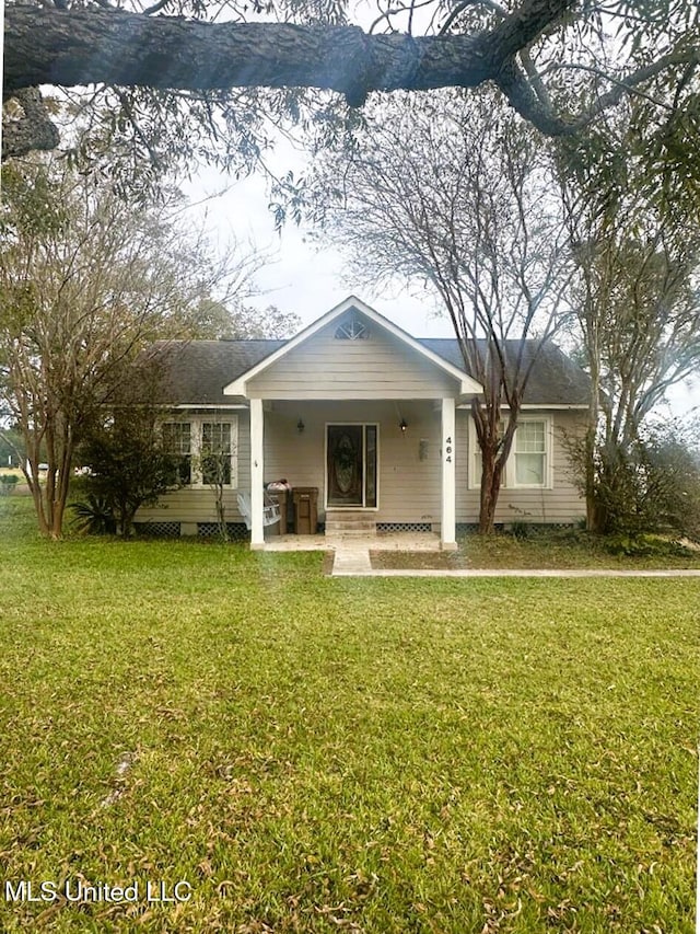 single story home with a front yard